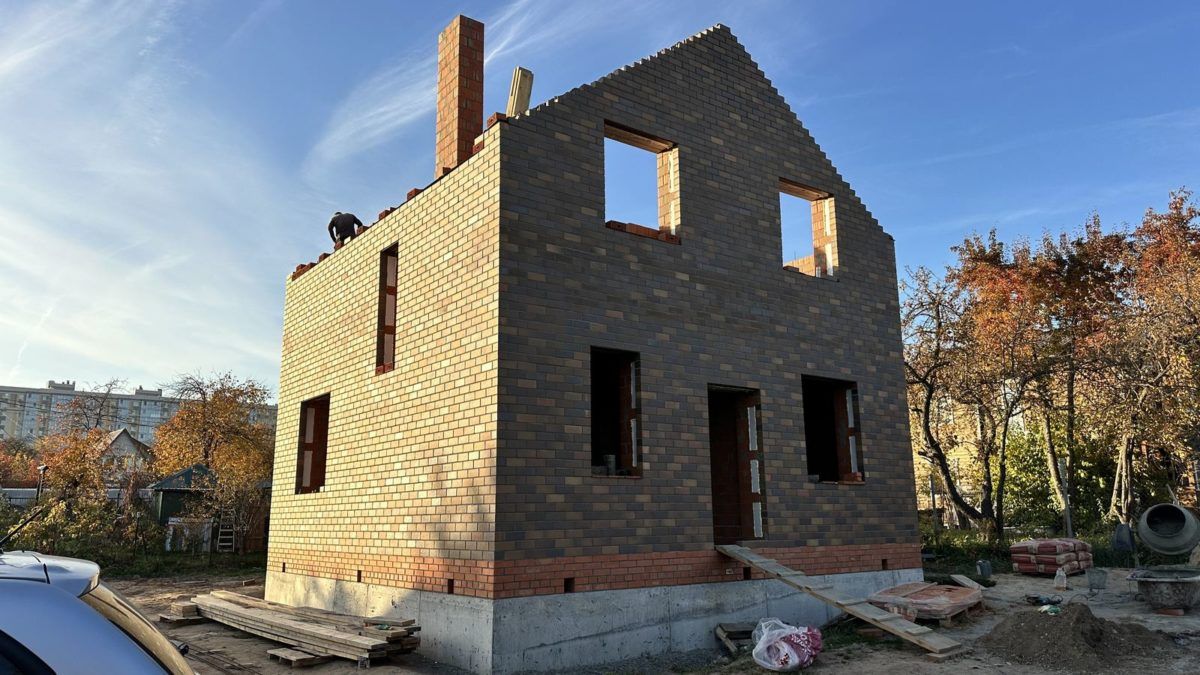 Кирпичный дом 96 м² в Авиастроительном районе Казани после завершения каменной кладки