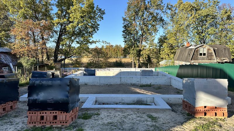 Фундамент кирпичного дома 81 м² в Октябрьском, вид со стороны крыльца