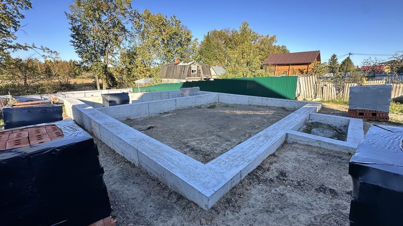 Общий вид фундамента и основания крыльца дома 81 м² в Октябрьском